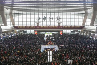 Una estación colmada de viajeros que esperan el lunes su tren, retrasado por las nevadas en Hangzhou, Zhejiang.