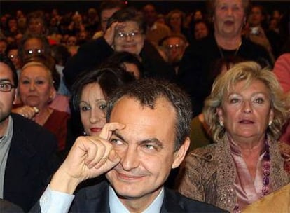 El presidente del Gobierno, José Luis Rodríguez Zapatero, en un acto en Sevilla con mujeres.