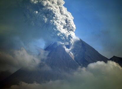 Situado en la isla de Java (Indonesia), el Monte Merapi es el volcán más activo del país. Se ubica junto a la ciudad de Yogyakarta, con más de tres millones de habitantes. En octubre de 2010, entró en erupción y causó un terremoto de 7.7 grados en la escala de Richter. También un tsunami que produjo 272 muertos, 412 desaparecidos y 4.000 desplazados. La erupción dejó además 151 fallecidos y provocó la evacuación de 320.000 personas. Esta imagen del volcán arrojando cenizas fue tomada desde Cangkringan, Indonesia, el 8 de noviembre de 2010.