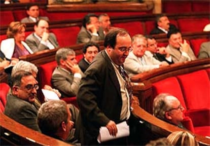 El diputado socialista Miquel Iceta se dirige al estrado del Parlamento catalán.