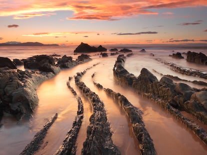 Atardecer en la playa de Barrika (Bizkaia), famosa por sus formaciones de 'flysch'.