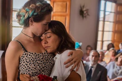 Paula Usero y Candela Peña, en 'La boda de Rosa'.