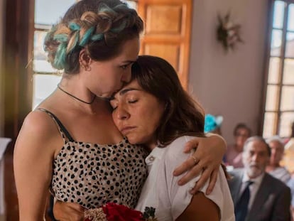 Paula Usero y Candela Peña, en 'La boda de Rosa'.