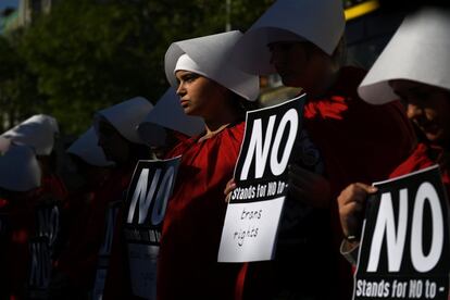 Activistas proabortistas sujetan pancartas y visten como las protagonistas de 'El cuento de la criada' en una manifestación en Dublín (Irlanda).