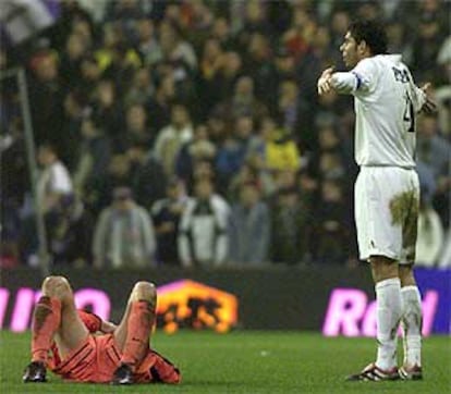 Hierro extiende sus brazos exculpándose tras una entrada a un rival.