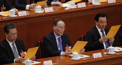 El vicepresidente Wang Qishan (centro), durante el Congreso Nacional Popular, el pasado 19 de marzo en Pekín.