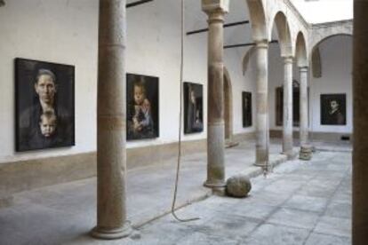 Fotografías de Pierre Gonnord, artista invitado en la última edición de ForoSur, en el patio renacentista del palacio de Ovando.