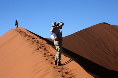 Para visitar las dunas del Namib hay que levantarse pronto (a las 5.30) y hacer cerca de dos horas de coche hasta llegar al parque nacional de las Dunas.