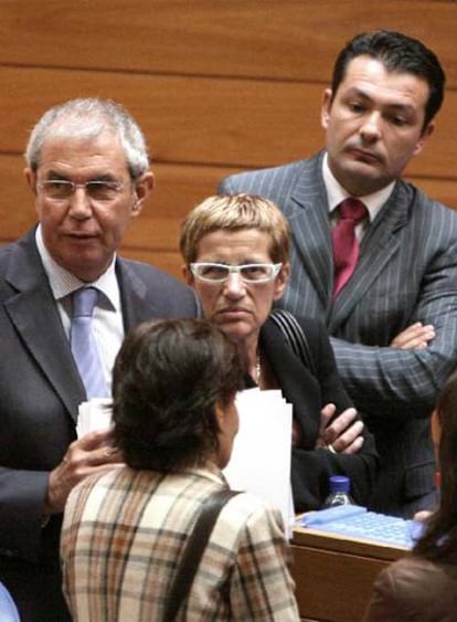 El presidente de la Xunta, Emilio Pérez Touriño, la presidenta del Parlamento, Dolores Villarino, y el diputado orensano Pablo López Vidal, en una imagen tomada en el hemiciclo del Hórreo.