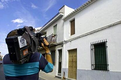 Fachada de la vivienda de Lepe (Huelva) en la que residían dos de las personas detenidas en la operación policial.