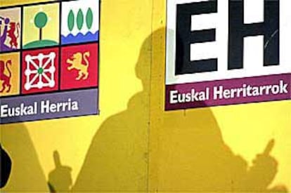 Los diputados que obtenga EH el día 13 acudirán al Parlamento vasco a la sesión de investidura. En la imagen, una peculiar instantánea de Otegi tomada el jueves en un mitin en Leioa.