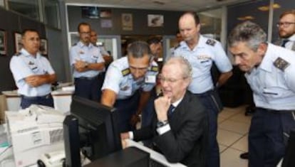 Defense Minister Pedro Morenés at the Gran Canaria rescue control center on Wednesday.