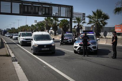 Control de policía en una carretera de Barcelona. 