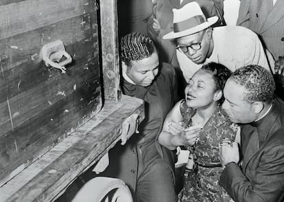 La madre del joven Emmett Till llora durante el entierro de su hijo en Chicago, el 2 de diciembre de 1955