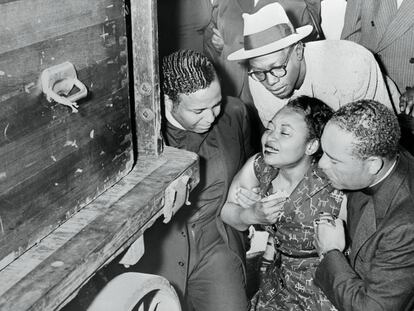 La madre del joven Emmett Till llora durante el entierro de su hijo en Chicago, el 2 de diciembre de 1955.