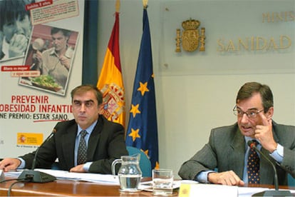 José Martínez Olmos y Felix Lobo, durante la presentación de una campaña para prevenir la obesidad infantil.