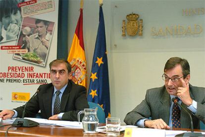 José Martínez Olmos y Felix Lobo, durante la presentación de una campaña para prevenir la obesidad infantil.