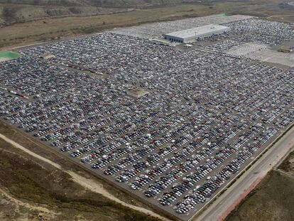 Vista aérea de miles de automóviles sin vender en un gigantesco aparcamiento de la fábrica de Citröen, en Ciempozuelos (Madrid), a finales del año pasado.