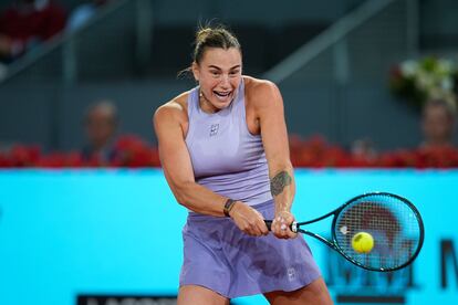 Aryna Sabalenka schlägt letzten Donnerstag im Halbfinale gegen Elina Svitolina bei Manolo Santanta einen Rückhandball.