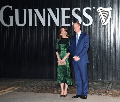 Los duques de Cambridge, Guillermo y Kate, en una visita a la fábrica de cerveza Guinness de Dublín, Irlanda, en marzo de 2020.