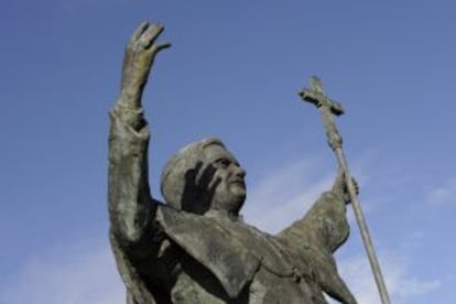 Escultura de Benedict XVI por Candido Pazos en Santiago de Compostela, 