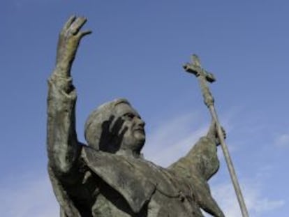 Escultura de Benedict XVI por Candido Pazos en Santiago de Compostela, 