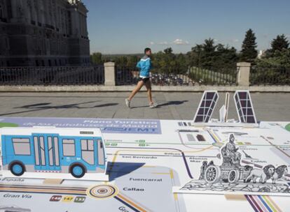 La maqueta del mapa de las 30 líneas de autobús de la EMT con las rutas turístias más destacadas de Madrid, este lunes, frente al Palacio Real.