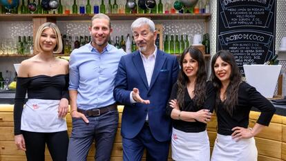 De izquierda a derecha: Laura Boado, Matías Roure, Carlos Sobera y las gemelas Marisa y Cristina Zapata, en el plató de 'First Dates'.