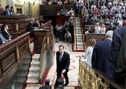 El líder del Partido Popular abandona el hemiciclo mientras Zapatero es aplaudido por la bancada socialista.