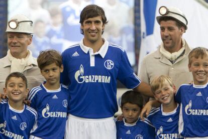 Raúl, durante su presentación en el Schalke Arena de Gelsenkirchen, fotografiado junto a dos mineros del Ruhr y varios niños.