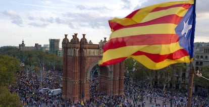 Concentración en las inmediaciones del Parlamento de Cataluña, en Barcelona, el 10 de octubre.