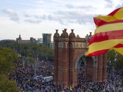 Concentración en las inmediaciones del Parlamento de Cataluña, en Barcelona, el 10 de octubre.