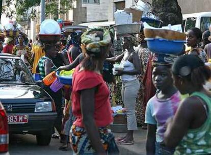 Ciudadanos de Conakry, capital de la Répública de Guinea, el pasado martes, día de la visita de Caldera.
