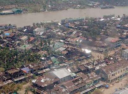 Imagen aérea de una de las localidades situadas en el delta de Irrawaddy en la que se aprecian los daños causados por el Nargis.