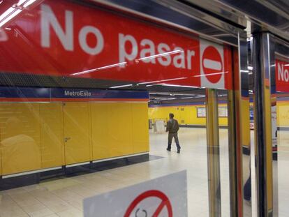 Vest&iacute;bulo de la estaci&oacute;n de la l&iacute;nea 7 de Metro de Madrid de La Rambla, en Coslada.