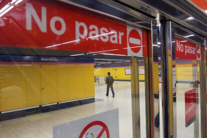 Vestíbulo de la estación de la línea 7 de Metro de Madrid de La Rambla, en Coslada.