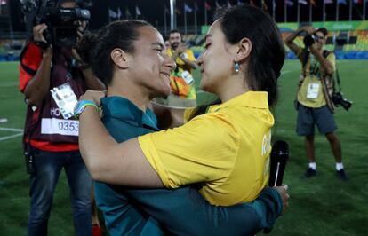 Cada vez mais esportistas tornam pública sua homossexualidade. Neste ano, na primeira competição de rúgbi feminino, a jogadora brasileira Isadora Cerullo recebeu uma surpresa de sua namorada, que estava trabalhando como voluntária na Olimpíada. Com apenas 28 anos, Enya pegou um microfone e, diante de todo o público no estádio, pediu Cerullo, com quem namora há dois anos, em casamento. As jovens se beijaram enquanto dezenas de câmeras as fotografavam. Embora a equipe de Cerullo tenha ficado em nono lugar, Enya explicou que havia feito o pedido e casamento em público porque queria demonstrar que, independentemente das derrotas esportivas, “o amor sempre vence”. O casal Helen e Kate Richardson-Walsh também competiu junto no torneio de rúgbi no Rio.