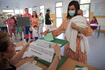 Una mujer votaba con su bebé recién nacido en un colegio electoral en Jerez de la Frontera (Cádiz). Las 10.189 mesas electorales para los comicios andaluces de este domingo quedaron constituidas "con normalidad", salvo en cuatro mesas de tres colegios de Sanlúcar de Barrameda (Cádiz), donde la votación empezó con retraso. 

