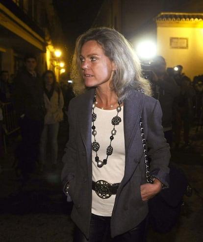 Mercedes Vázquez, hija del torero Pepe Luis Vázquez, a su salida esta noche del Palacio de Dueñas después de visitar a la duquesa de Alba, Cayetana Fitz-James Stuart, que permanece en su residencia