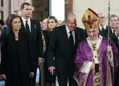 From l-r: Queen Sofía, Prince Felipe, Princess Letizia, King Juan Carlos and Archbishop Antonio María Rouco Varela at Monday's funeral for Adolfo Suárez.