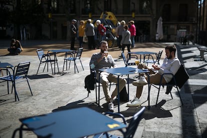 Terraza del bar Sol Soler en la plaza del Sol, en Barcelona.
Esta medianoche todos los bares catalanes bajan la persiana durante 15 días como medida para evitar la propagación de la covid-19. 