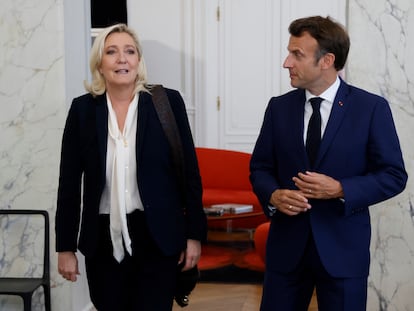 El presidente francés, Emmanuel Macron, recibe en el Elíseo a la líder de Reagrupamiento Nacional, Marine Le Pen, el pasado 21 de junio.