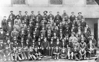 Fotografía hacia 1881-1882 de operarios de uno de los talleres de la Fábrica de Armas de Trubia. En la primera fila se aprecia a los aprendices. La imagen original es en placa de vidrio. 