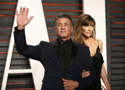 El actor Sylvester Stallone y su mujer Jennifer Flavin llegan a la fiesta de Vanity Fair Oscar en Beverly Hills, California