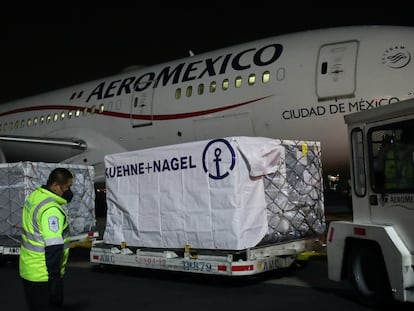 El primer cargamento de vacunas de Covax llega al aeropuerto internacional de Ciudad de México, este 22 de abril.