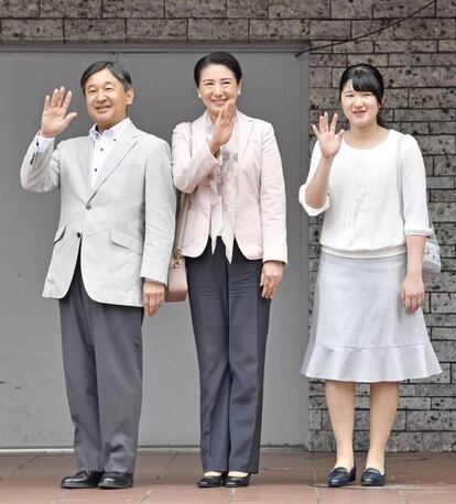 Los príncipes Naruhito y Masako con su hija, la princesa Aiko, en mayo de 2018. 
 