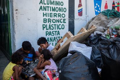 Jóvenes y niños esperan su turno para vender lo recolectado afuera de los puntos de acopio en Barranquilla.