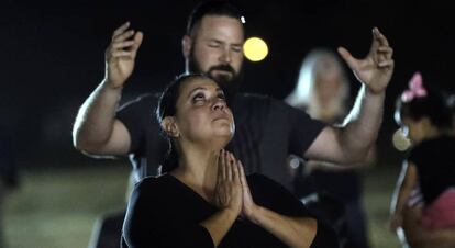 Vigilia por las víctimas de la masacre en la iglesia baptista de Sutherland Springs (Texas).