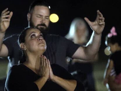 Vigilia por las v&iacute;ctimas de la masacre en la iglesia baptista de Sutherland Springs (Texas).