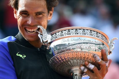 El tenista mallorquín se ha convertido en el mejor jugador de la historia en tierra batida. Tras tres años sin pisar la Philippe-Chatrier, llegó, vio y venció: su décimo Roland Garros, una cifra inimaginable en el tenis moderno. Pasó como un vendaval por encima del suizo Wawrinka, como si fuera un chaval y no estuviera enfilando el ocaso de su carrera. Ha ganado 79 de sus 81 partidos en París, y su dominio sobre la arcilla es tan apabullante que incluso los siempre poco expresivos franceses tuvieron que rendirse al tenista nacido en Manacor hace 31 años. Después, culminaría su estupenda temporada con un ascenso hasta el número 1 de la ATP, pero eso ya daba igual: la leyenda de los 10 Roland Garros lo eclipsó todo: a Nadal, París no se le acaba nunca. En la imagen, Nadal posa con su trofeo en la final de Roland Garros de 2017 en Paris.